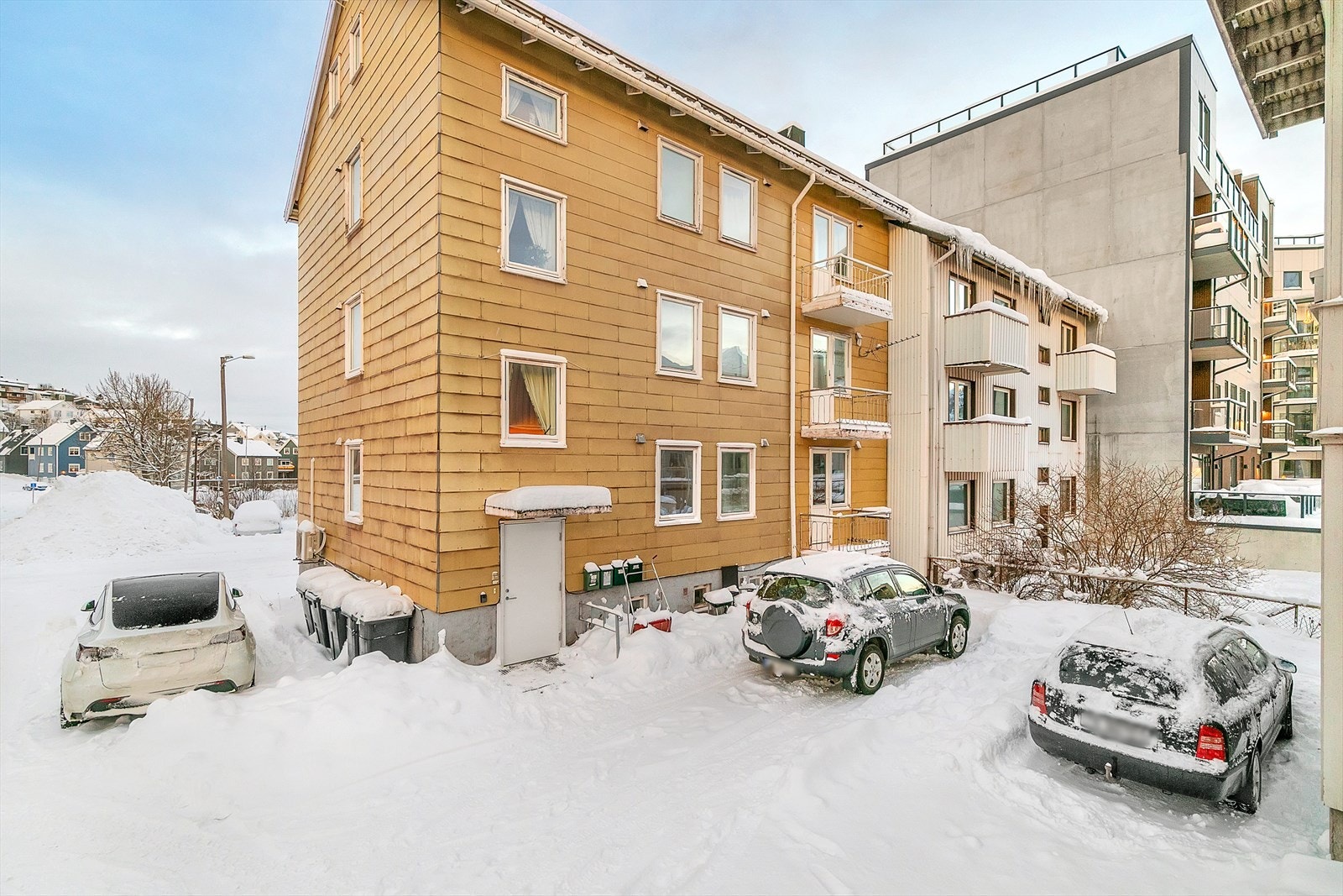 Det er parkeringsmuligheter langs Rønningstomta og mulighet for parkering på tomten. Galleribilde