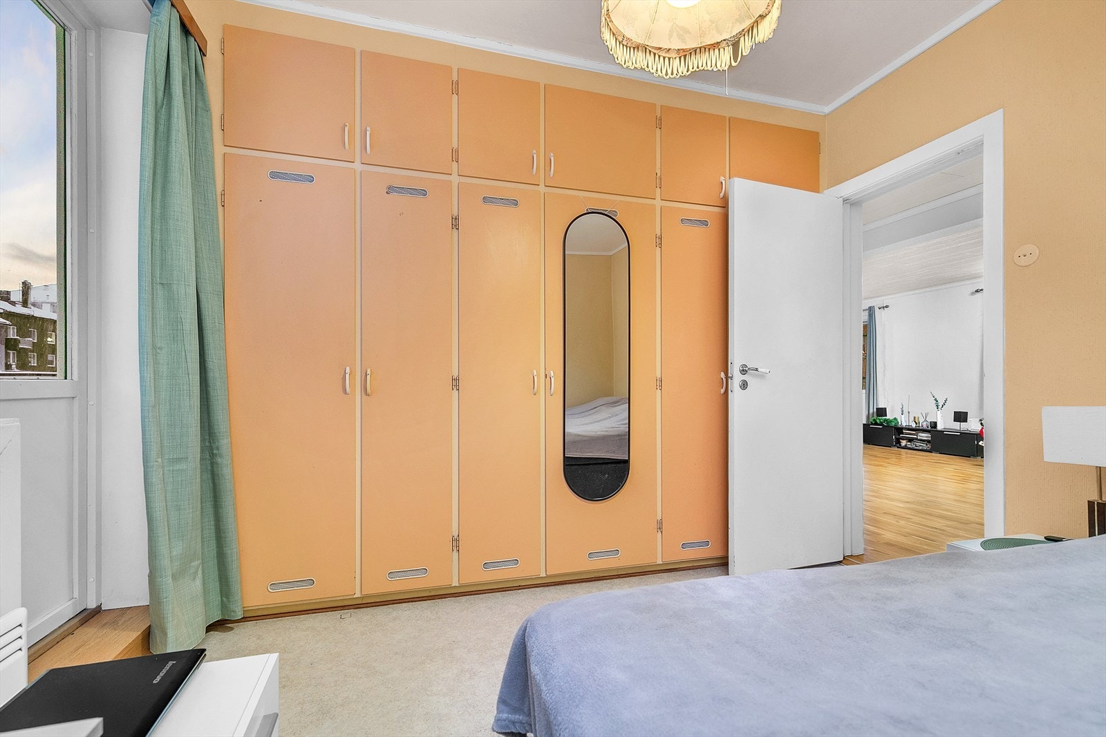 Garderobeskap på soverom. Galleribilde