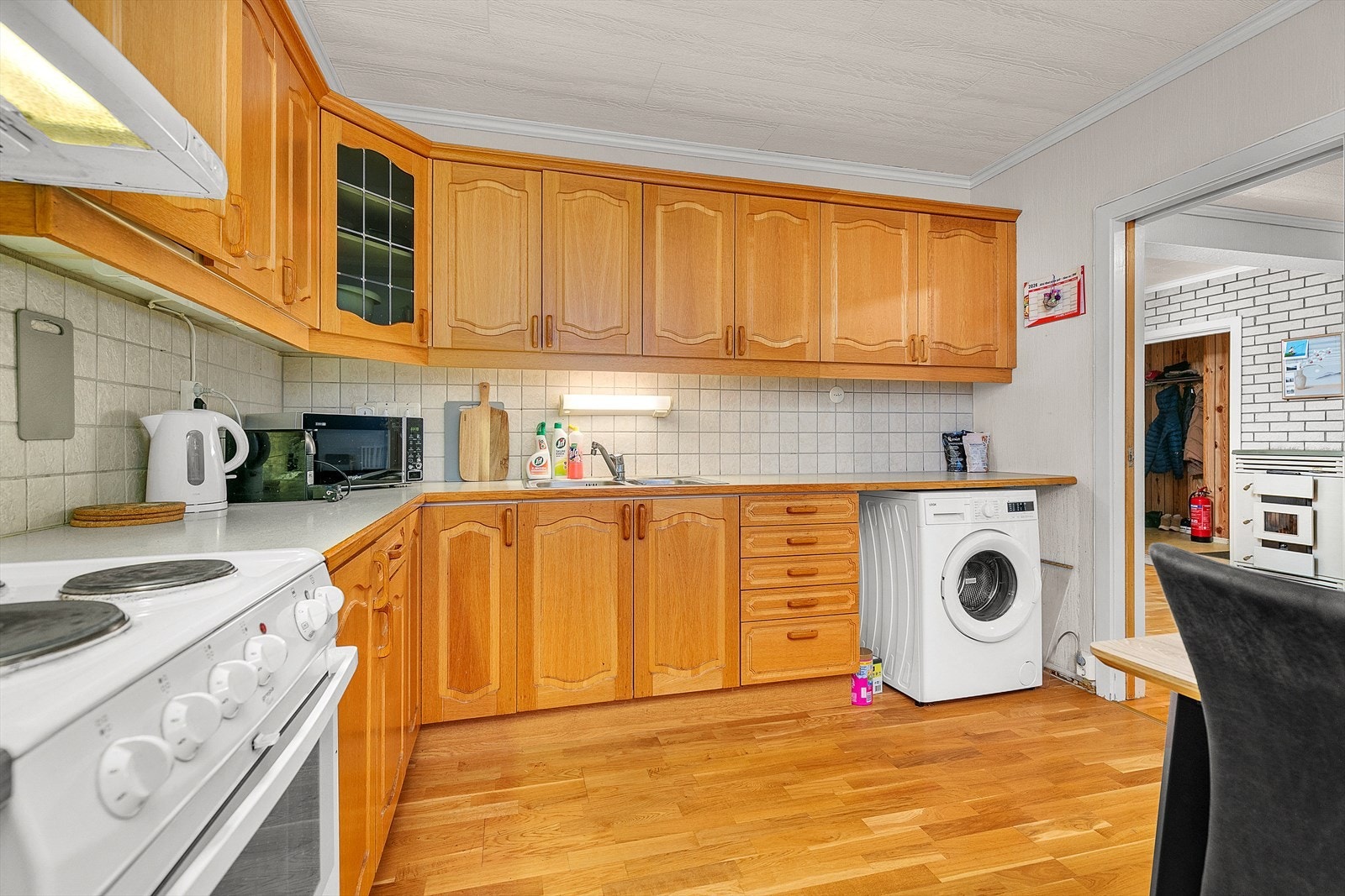 Praktisk kjøkken med god plass for oppbevaring både på benk, skuffer og i skap. Galleribilde