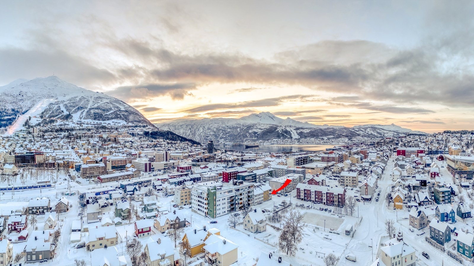 Utmerket beliggenhet på Frydenlund hvor man har gangavstand til både dagligvarebutikk, legesenter, apotek og sentrum. Galleribilde