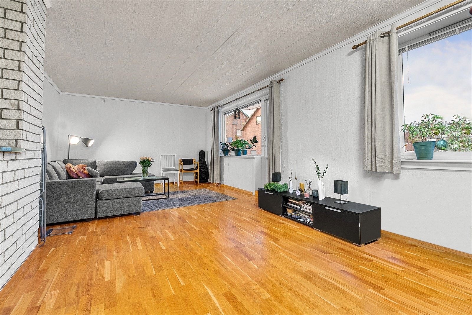 Stue gir god plass for diverse møblement som både sofa, mediemøblement og spisebord. Galleribilde