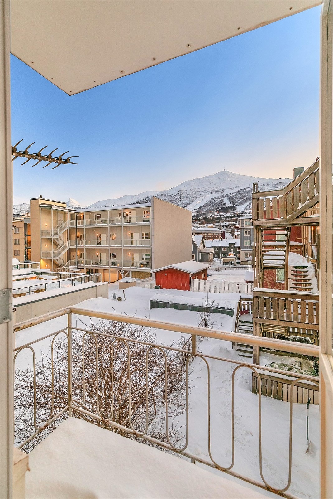 Leiligheten byr på to balkonger, noe som sørger for sol fra formiddag til kveld. Galleribilde