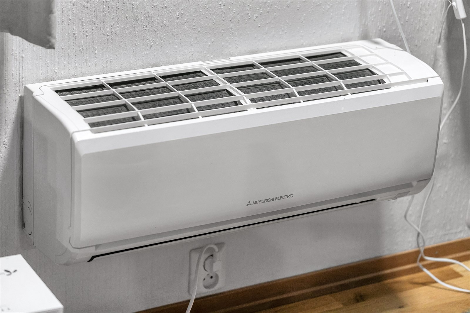 Stue er utstyrt med både varmepumpe og vedfyring. Galleribilde