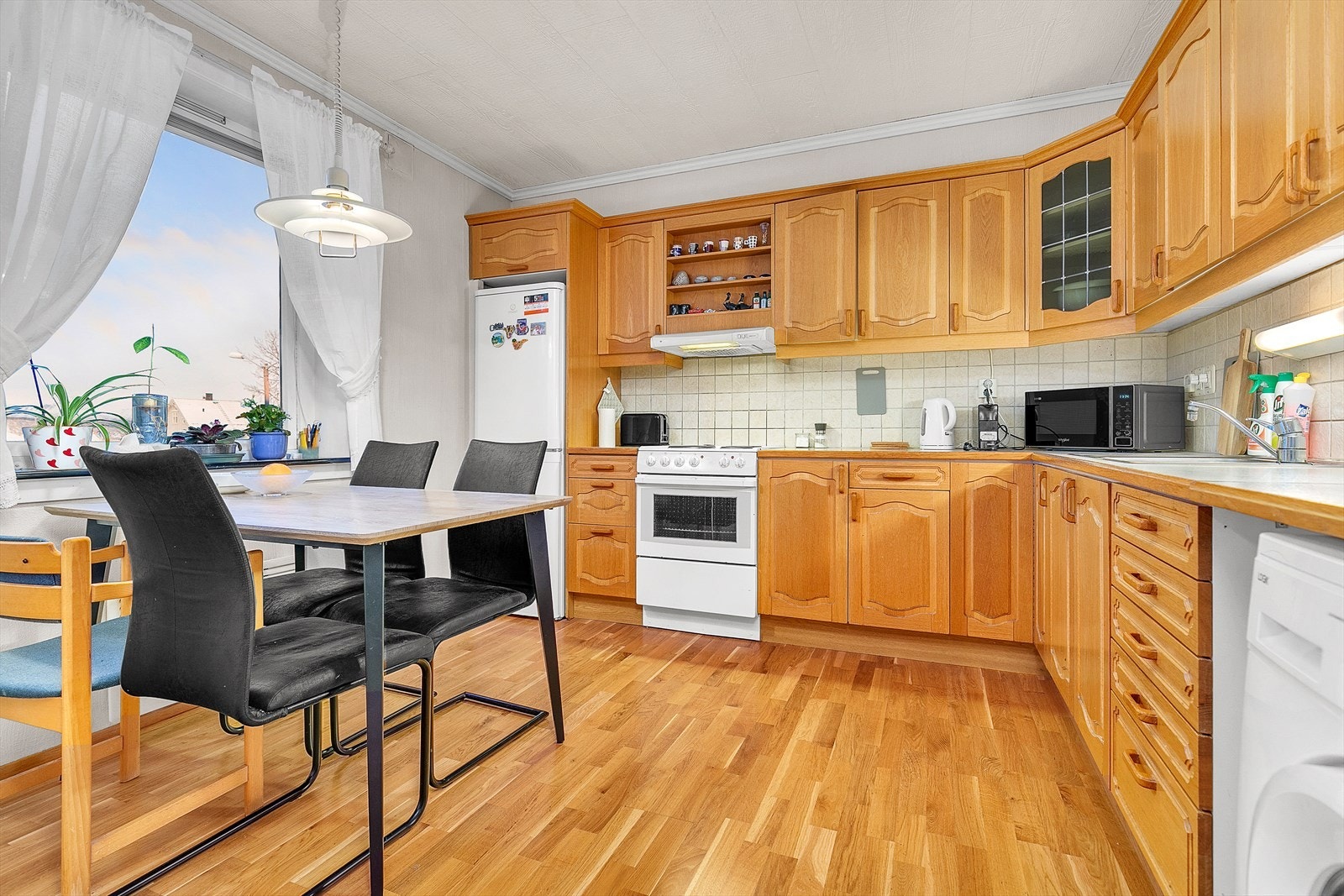 Praktisk kjøkken med profilerte fronter. Galleribilde