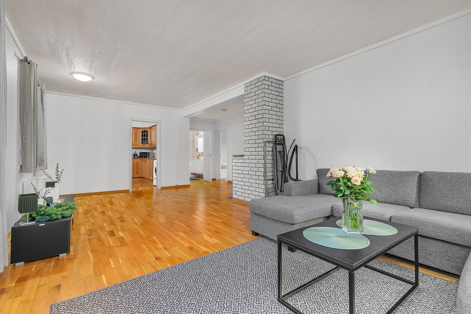 Lys og stor stue. Galleribilde