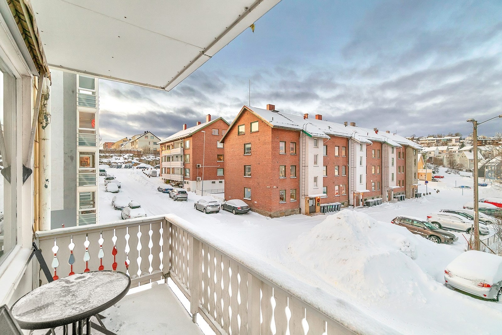 Balkongen er praktisk overbygd og gir plass for utemøblement. Her kan ettermiddag- og kveldssolen nytes. Galleribilde