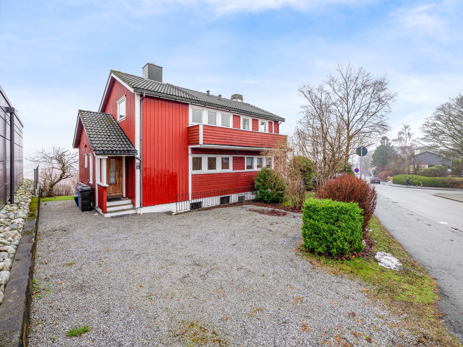 Innholdsrik del av vertikaldelt tomannsbolig beliggende på Trones Galleribilde