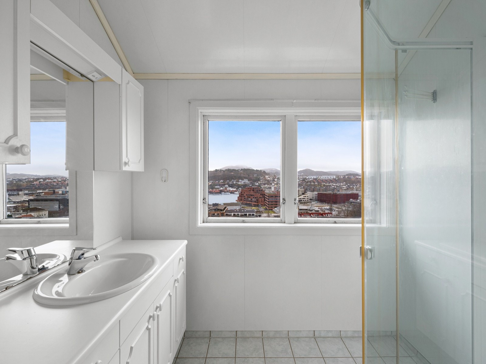 Baderom med fliser på gulv Galleribilde