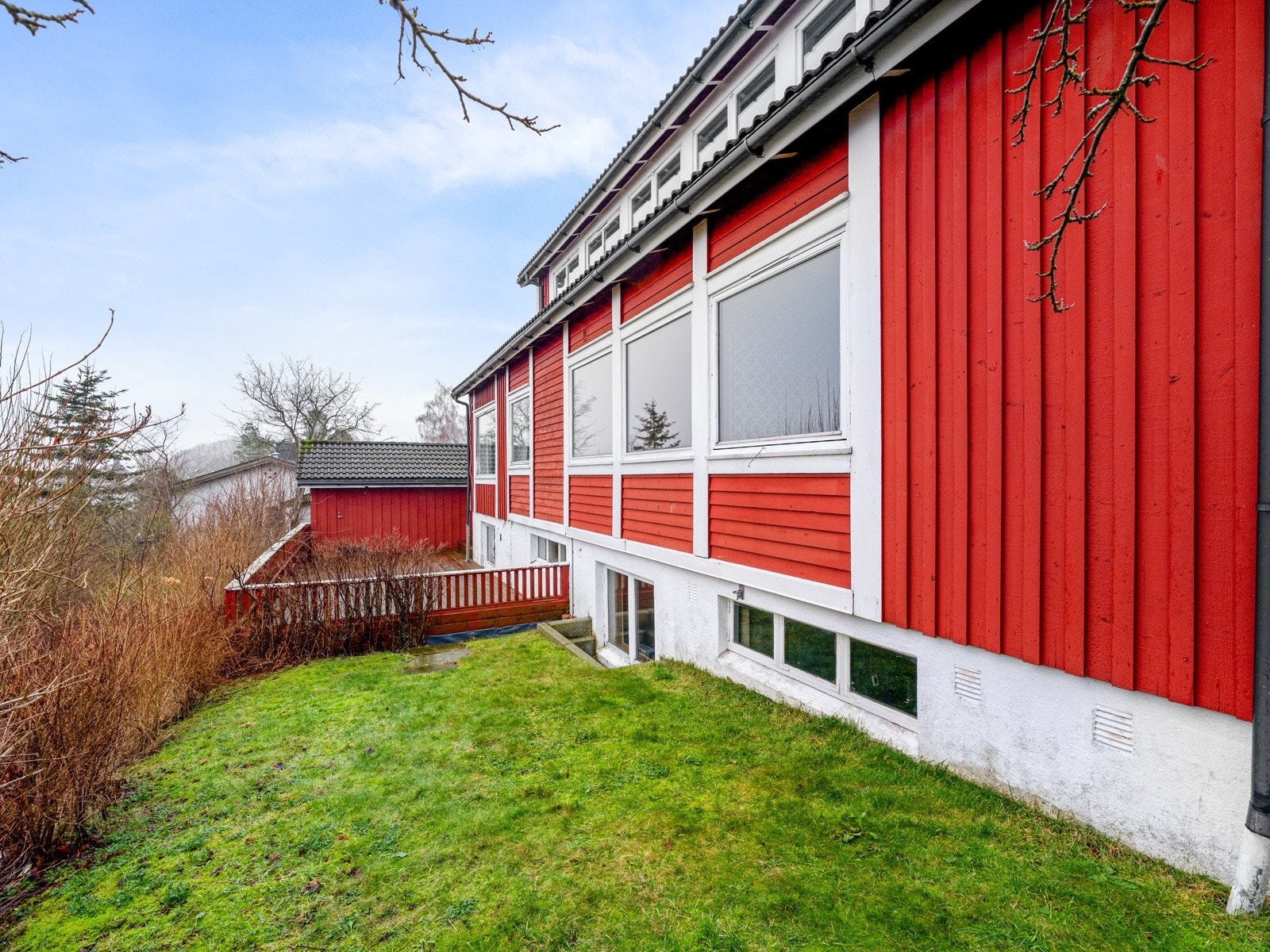 Uteområdet er pent opparbeidet med hage på to sider og gruset gårdsrom Galleribilde