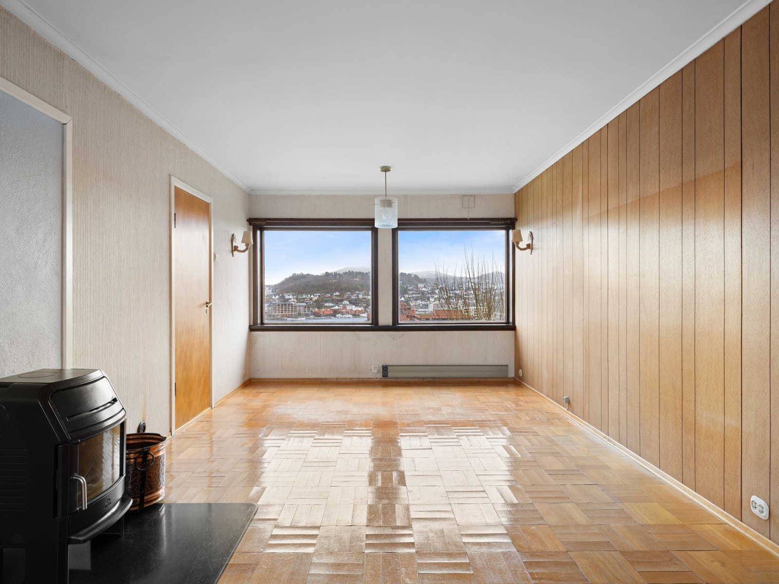 Stue med gode møbleringsmuligheter og nydelig utsikt Galleribilde