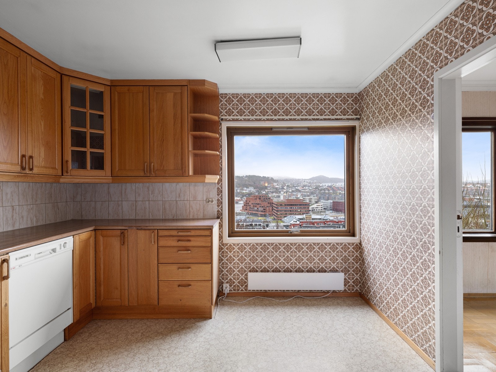 Romslig kjøkken med plass til frokostbod Galleribilde