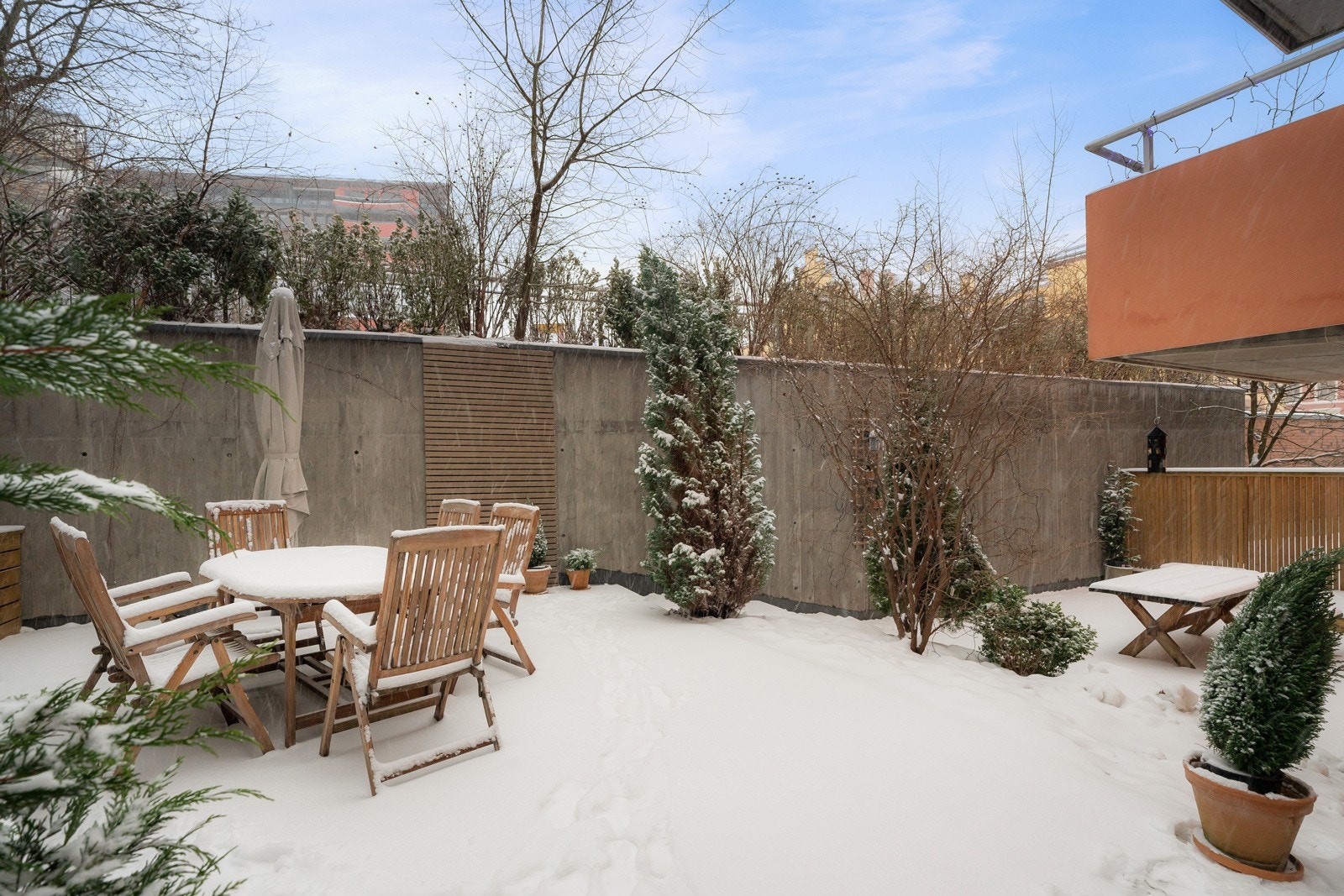 Hekken rundt eiendommen blir stor og grønn på sommertid, som gir skjermet innsyn til uteområdet Galleribilde