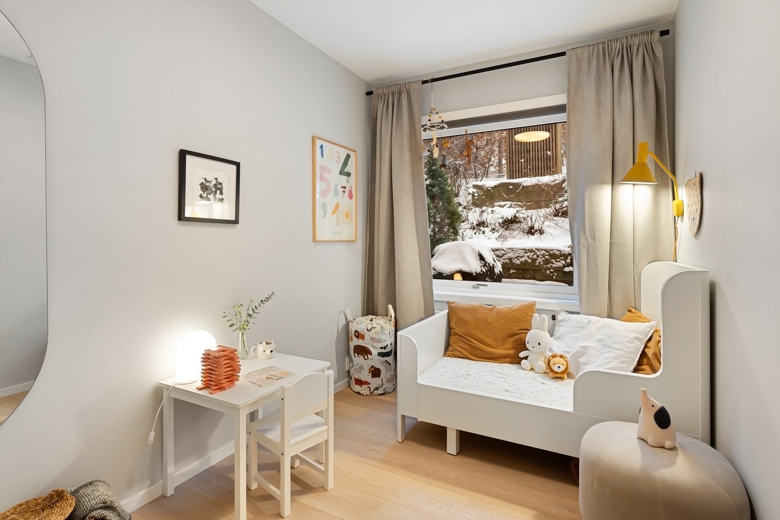 Dette rommet har mange bruksmuligheter, som barnerom, gjesterom, eller hjemmekontor etter behov Galleribilde