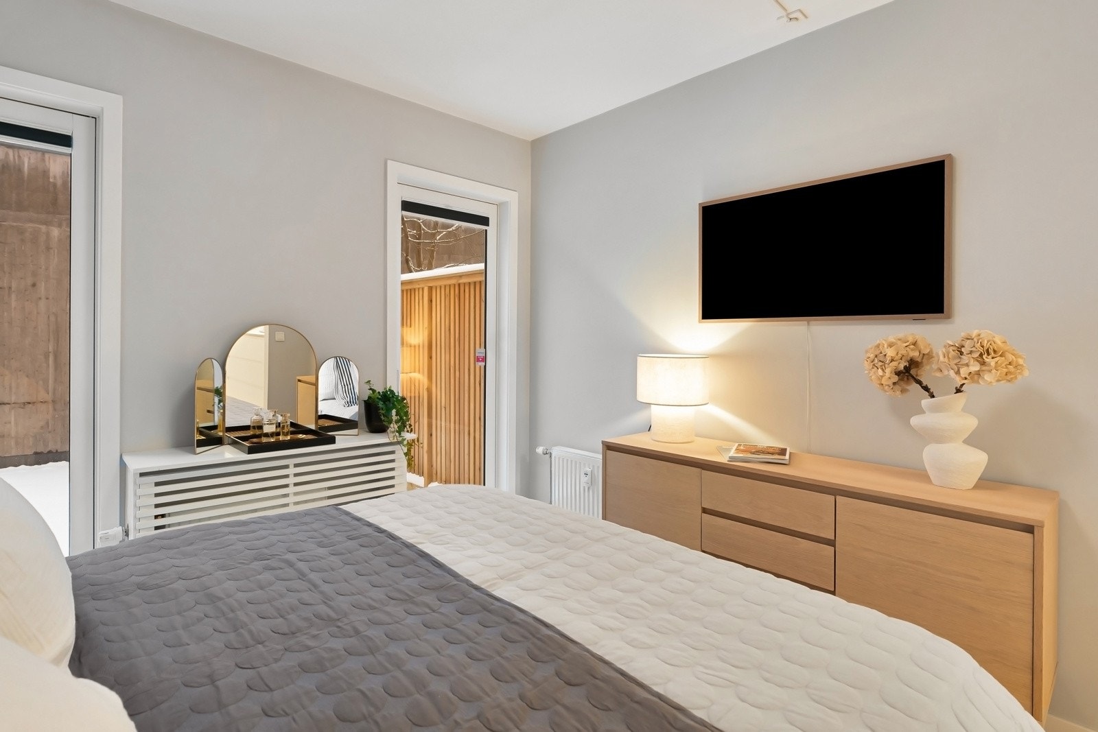 Soverommet vender ut mot rolige omgivelser, og har adkomst ut mot utearealet Galleribilde