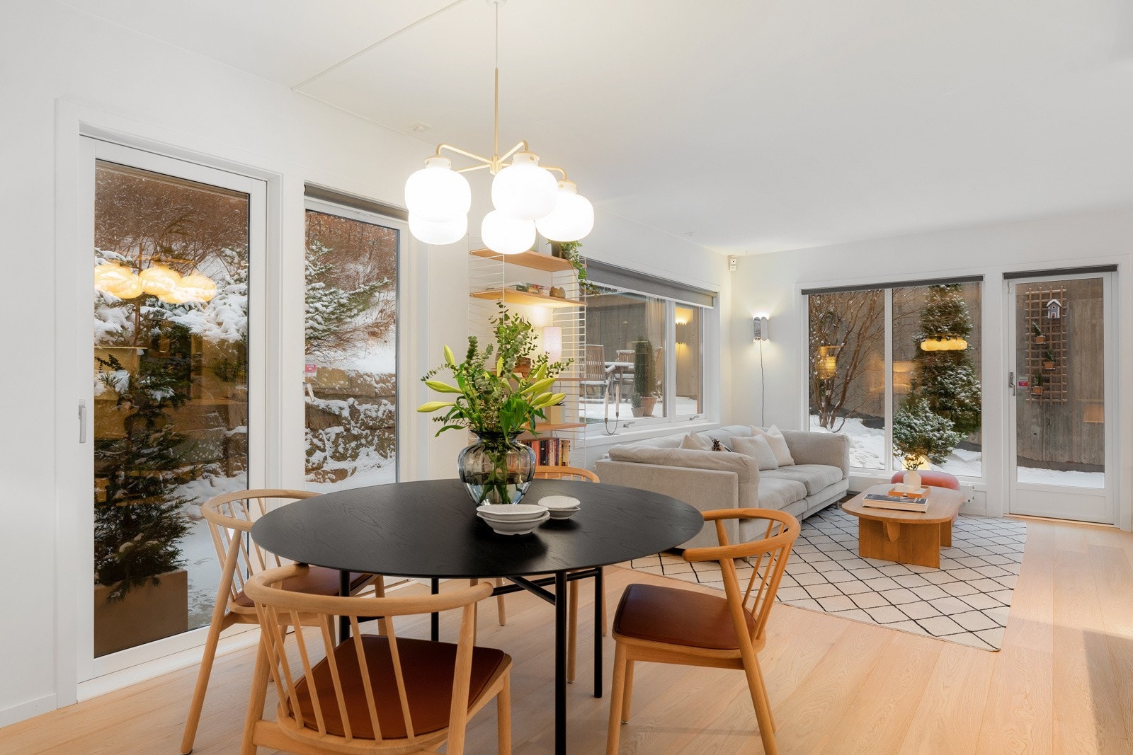 I den åpne løsningen er det naturlig avsatt plass til spisebord Galleribilde