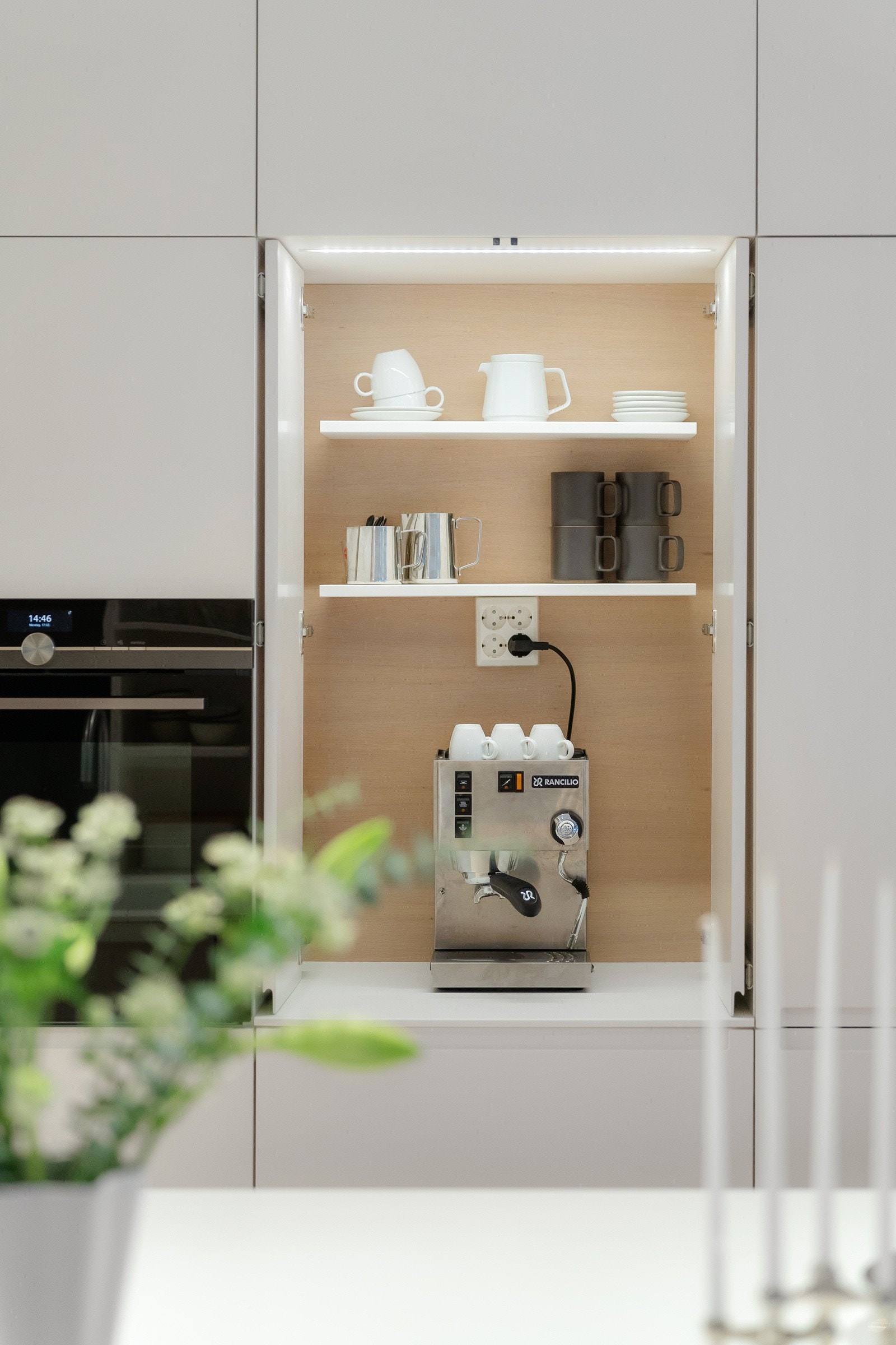 Det er også bygget en skjult hylle i innredningen, som utgjør en perfekt kaffestasjon Galleribilde