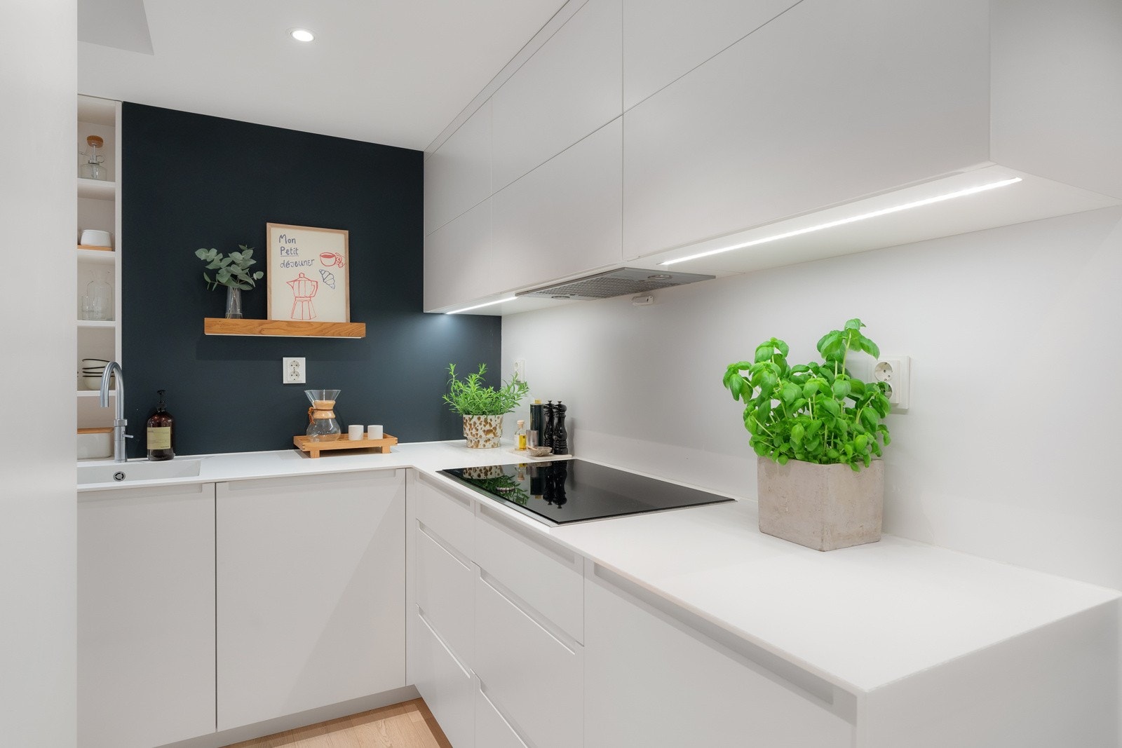 Lys under overskap og inne i innebygget hylle som gir gode arbeidsforhold Galleribilde