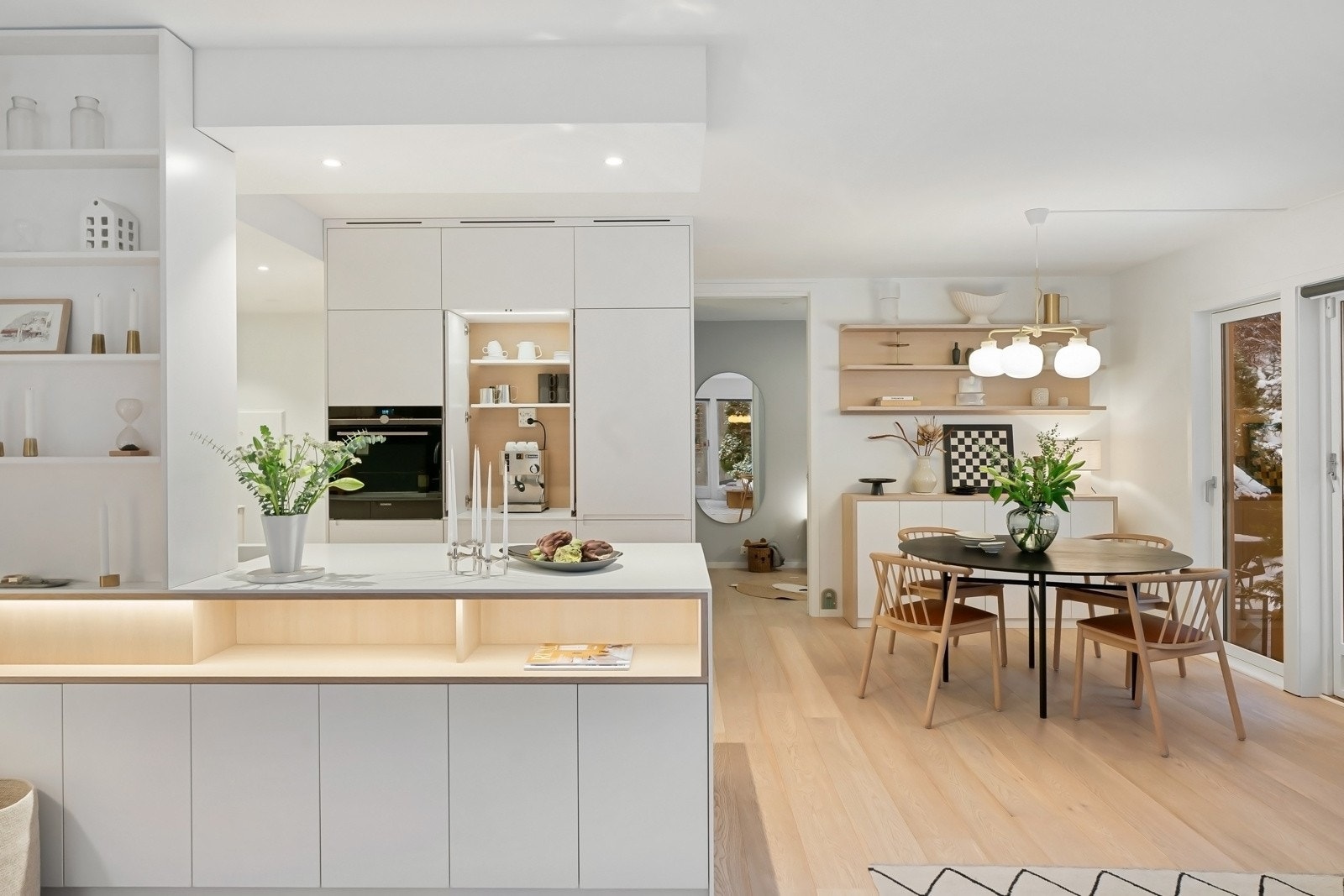 Moderne kjøkkeninnredning i åpen løsning fra stuen Galleribilde