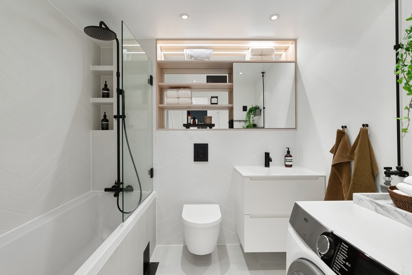 Delikat baderom utført i lyse fliser. Baderommet ble i 2021 pusset opp - alt gjort av fagfolk med dokumentasjon Galleribilde