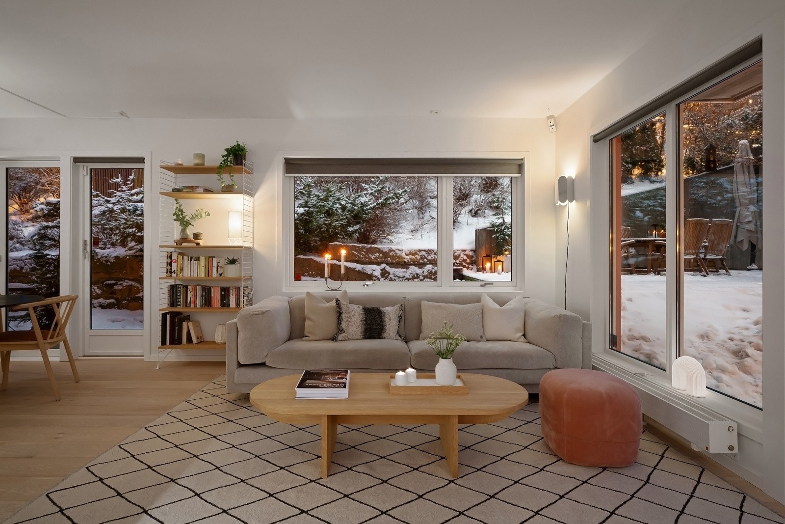 Rommet er malt i lyse tidsriktige farger, med ny parkett fra 2018 Galleribilde