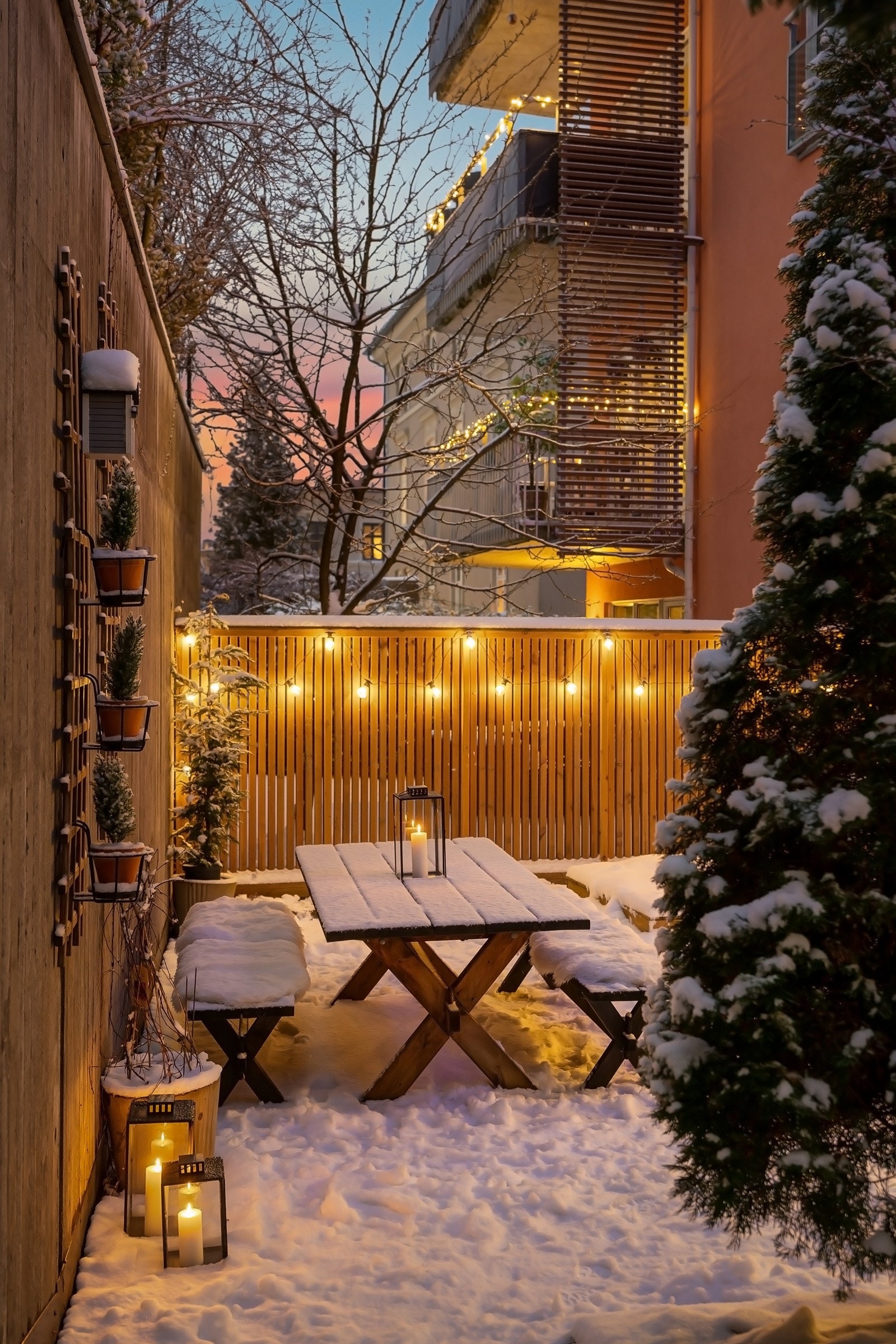 Utearealet går rundt hjørnet på bygget, og gir flere soner med forskjellig bruksareal, og mulighet for hyggelig beplantning Galleribilde