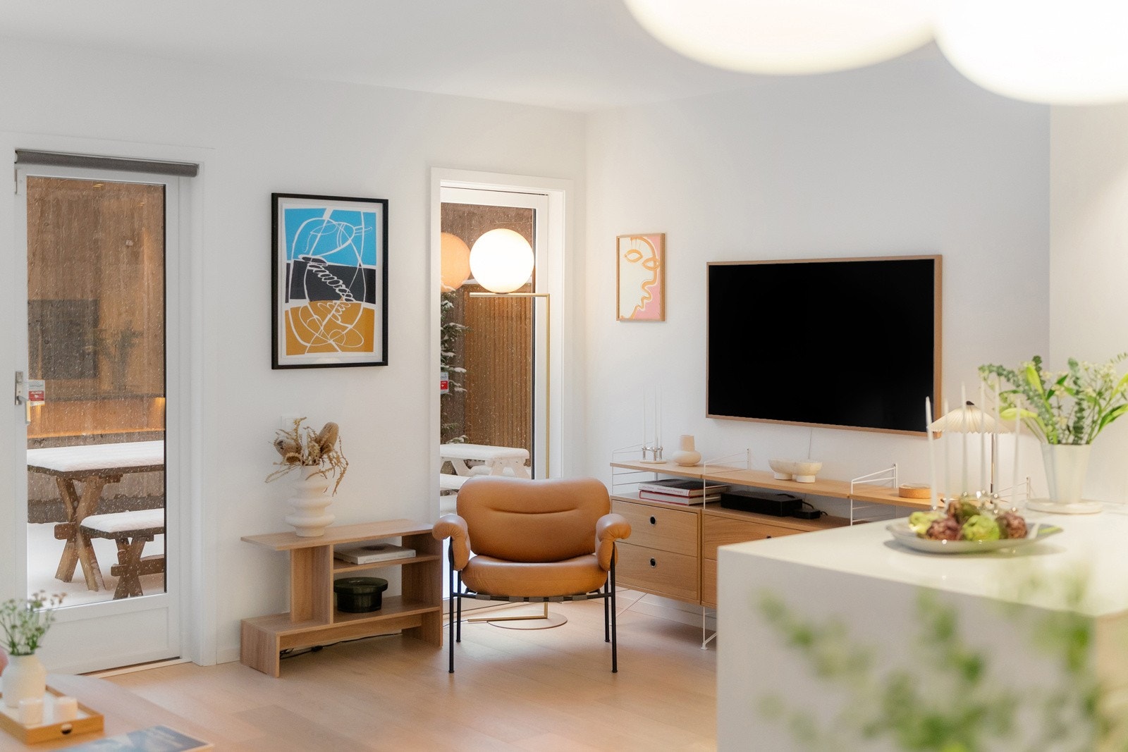 Det er utgang fra stuen til leilighetens uteområde Galleribilde