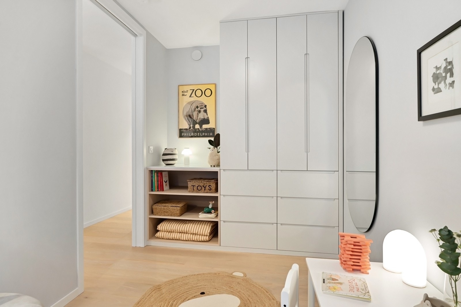 Leilighetens andre soverom er også av god størrelse, og benyttes i dag som barnerom. Her er det også plass til dobbeltseng og oppbevaring i plassbygget garderobeløsning Galleribilde