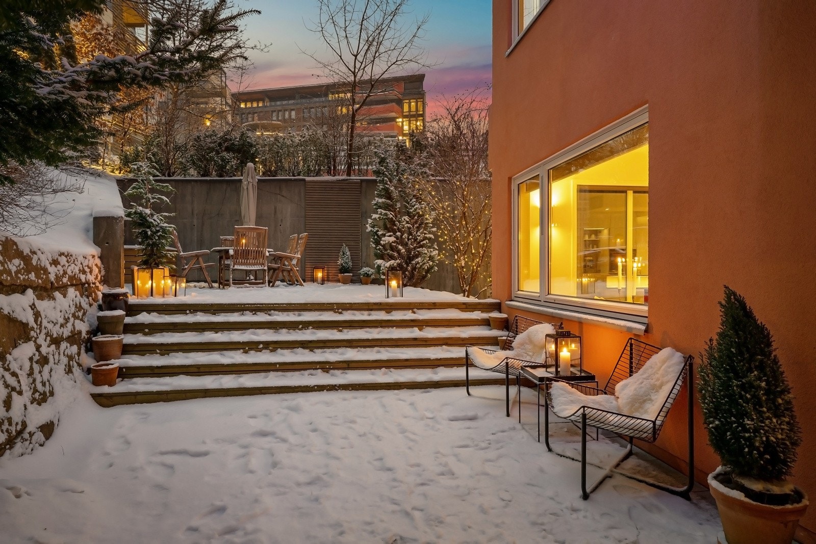 Fra stuen og kjøkkenet er det utgang til fantastisk uteområde, som er skjermet med flott hekk rundt eiendommen Galleribilde