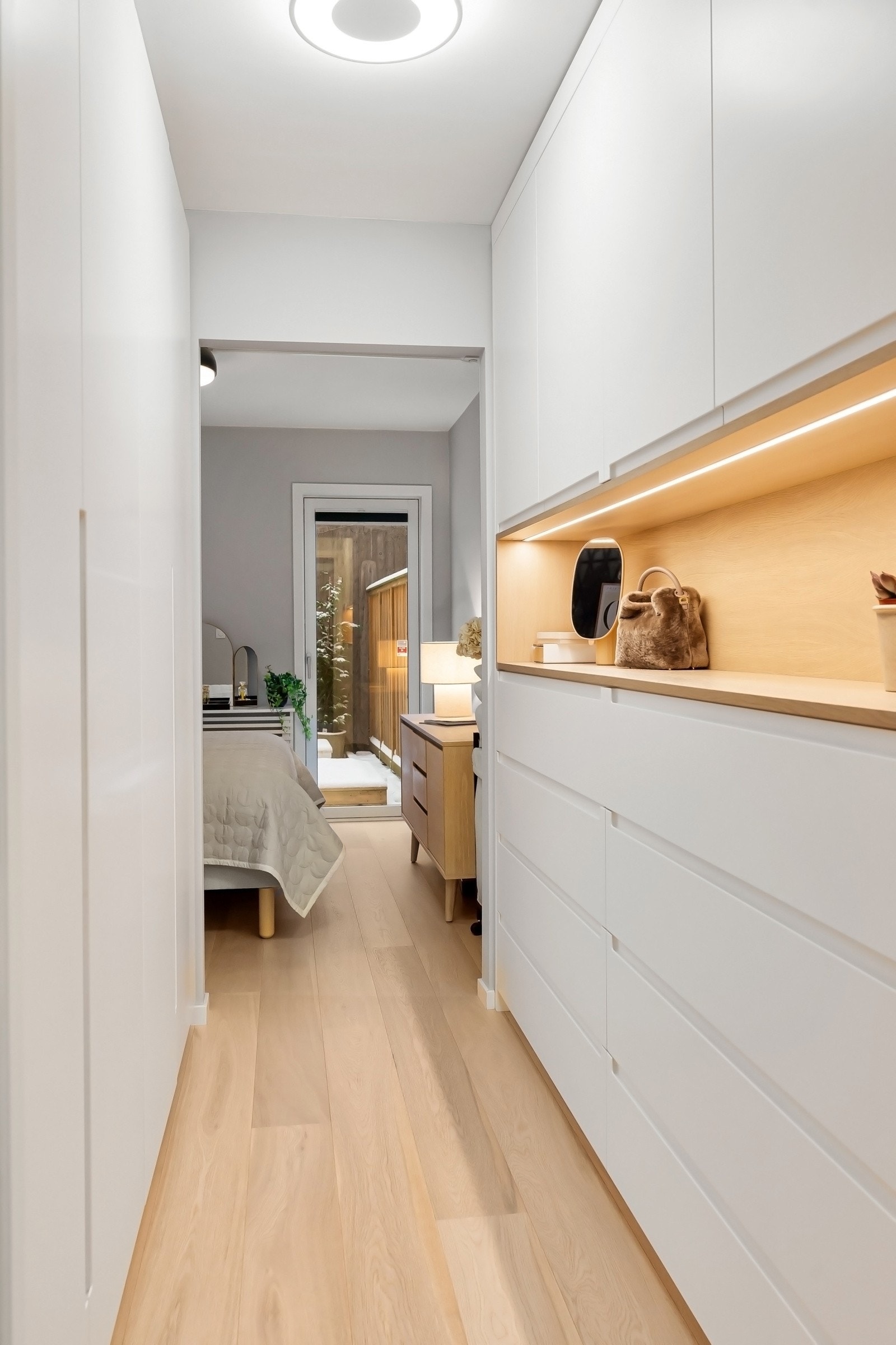 Den plassbyggede walk-in-garderoben har godt med oppbevaringsplass Galleribilde