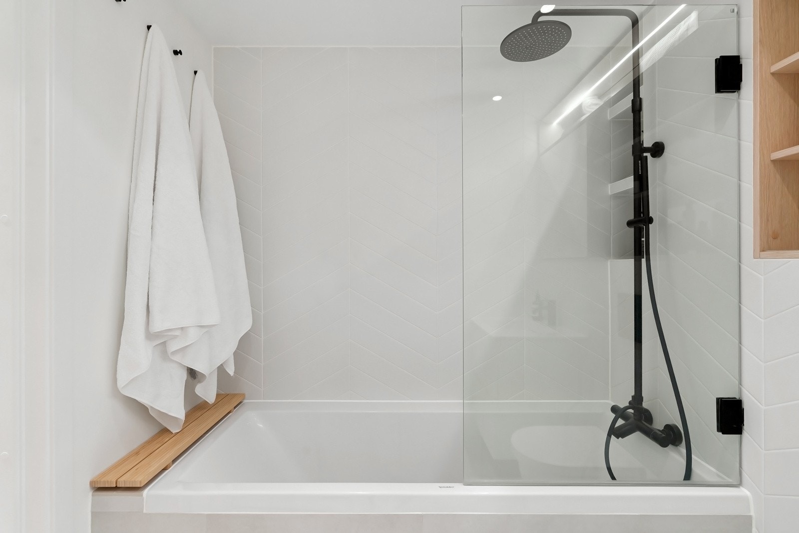 For ytterligere oppbevaring er det innebygde hyller over servant. Opplegg for vaskemaskin. Rommet har avtrekksventil tilkoblet det balanserte ventilasjonsanlegget som sikrer god ventilasjon Galleribilde