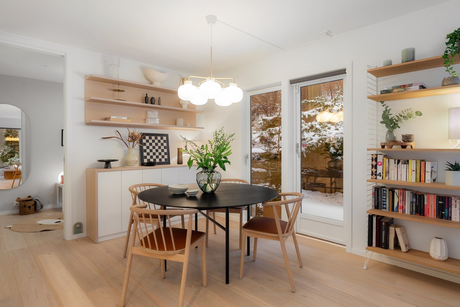 Utgang fra kjøkkenet til leilighetens uteplass Galleribilde