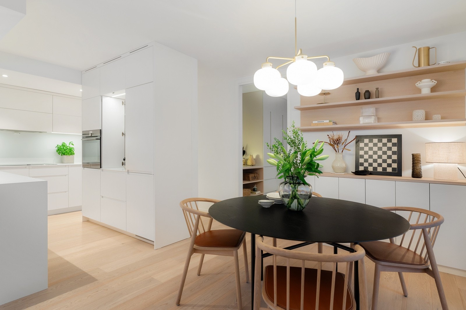 Flotte møbelsnekrede hyller og skjenk ved spisebord som medfølger salget Galleribilde