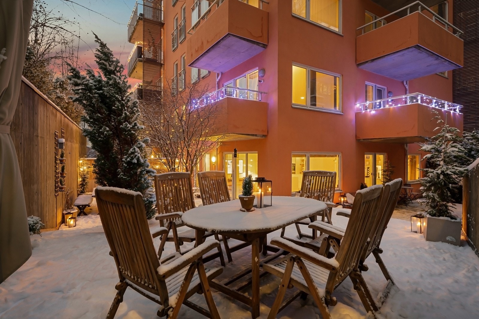 Her er det bygget markterrasser med god plass til utemøbler og grill om ønskelig Galleribilde