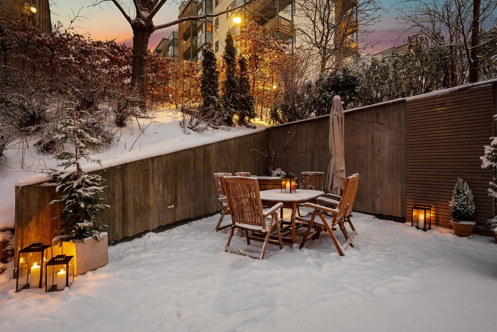 Leiligheten har et fantastisk privat uteområde som ligger skjermet til med flott hekk rundt eiendommen Galleribilde