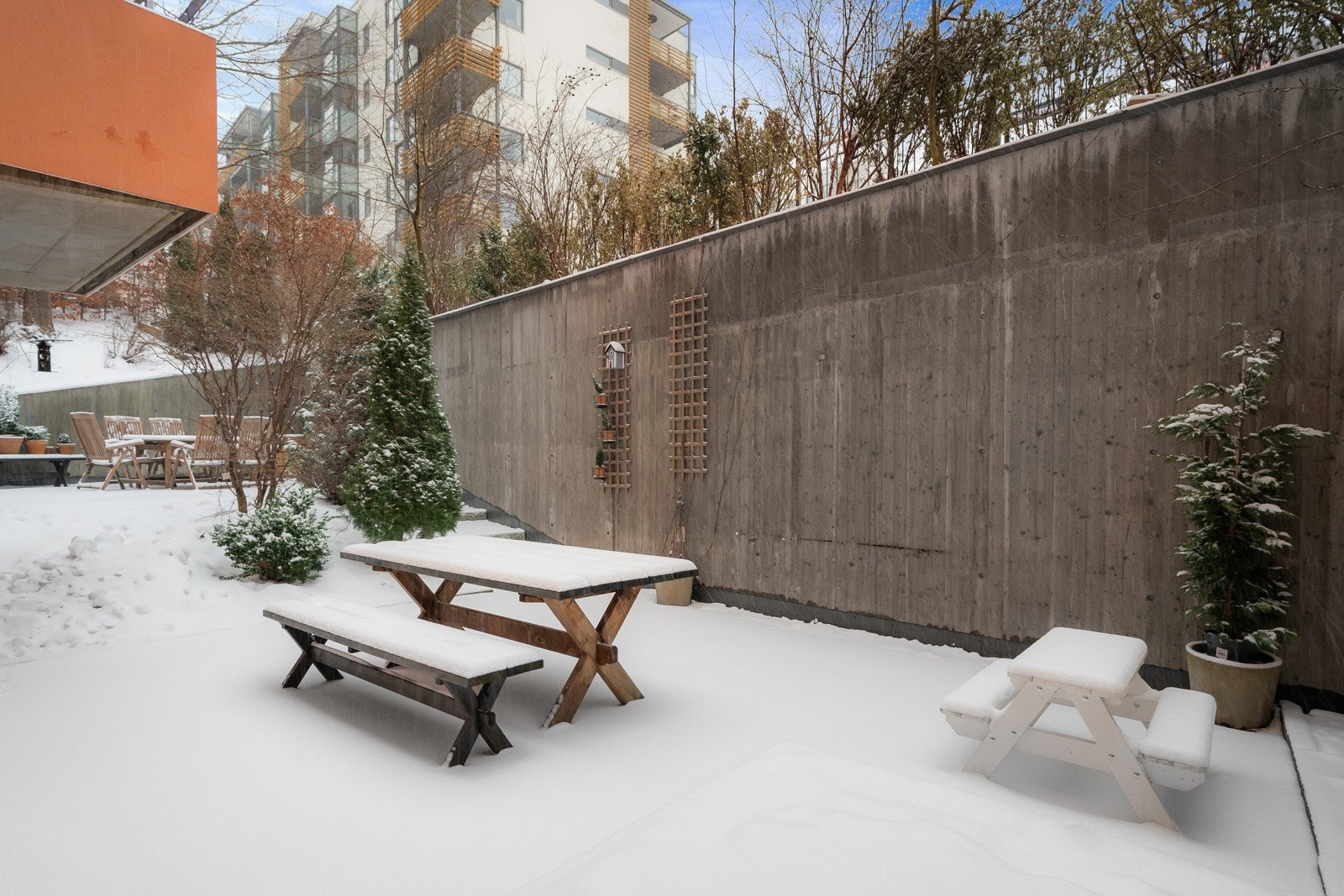 Her kan du nyte formiddags- og ettermiddagssolen på sommeren, og ta med middagen ut på fine dager Galleribilde