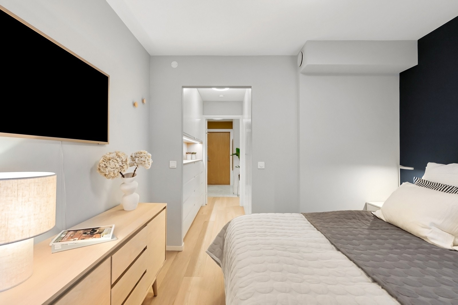 Nåværende eiere har fått plassbygget garderobeskap i walk-in-garderobe i adkomst til soverommet Galleribilde