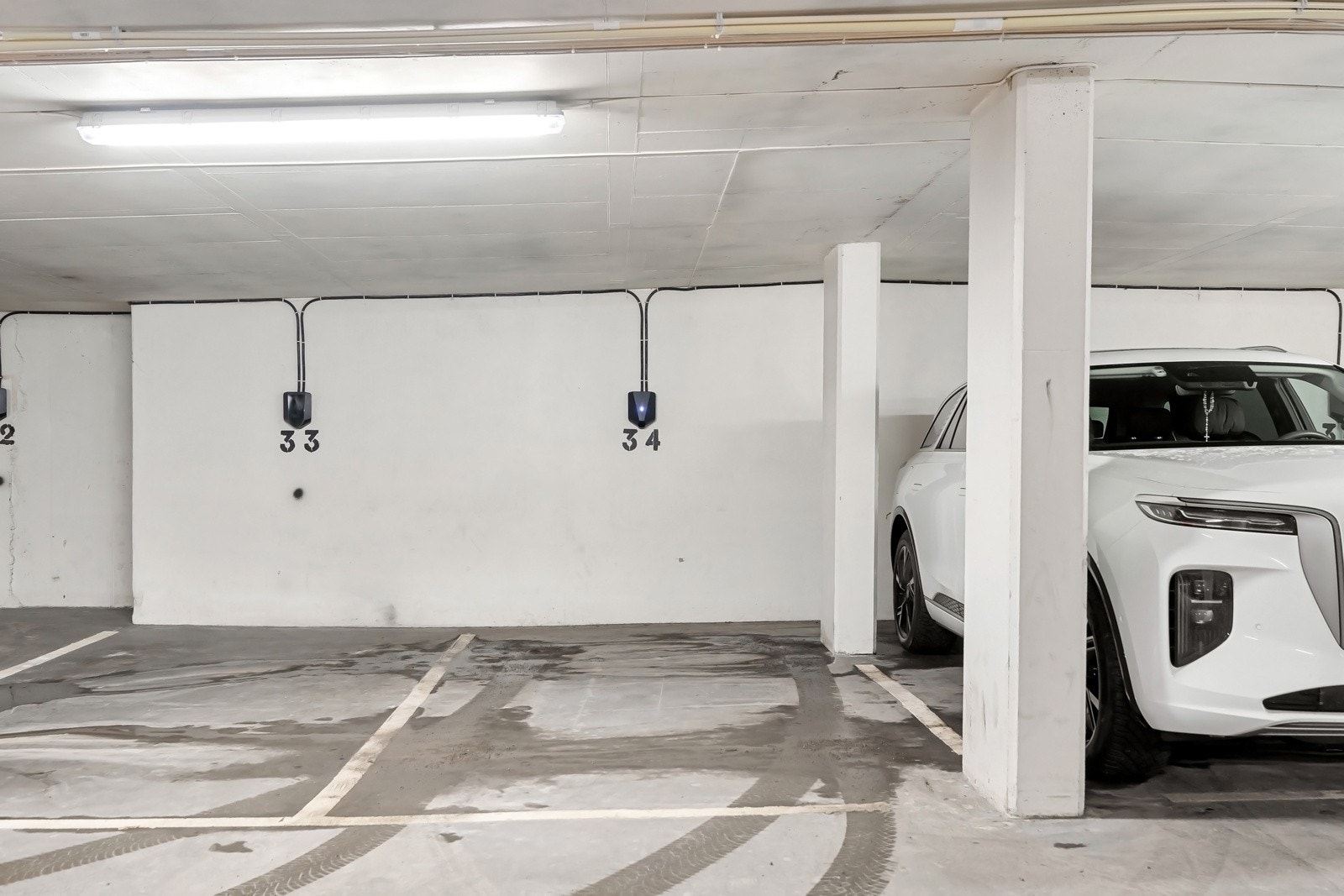 Nåverende eier har en parkeringsplass med el-lader i garasjeanlegg i kjeller. Denne medfølger ikke salget, men kan kjøpes separat for kr. 600 000,- Galleribilde