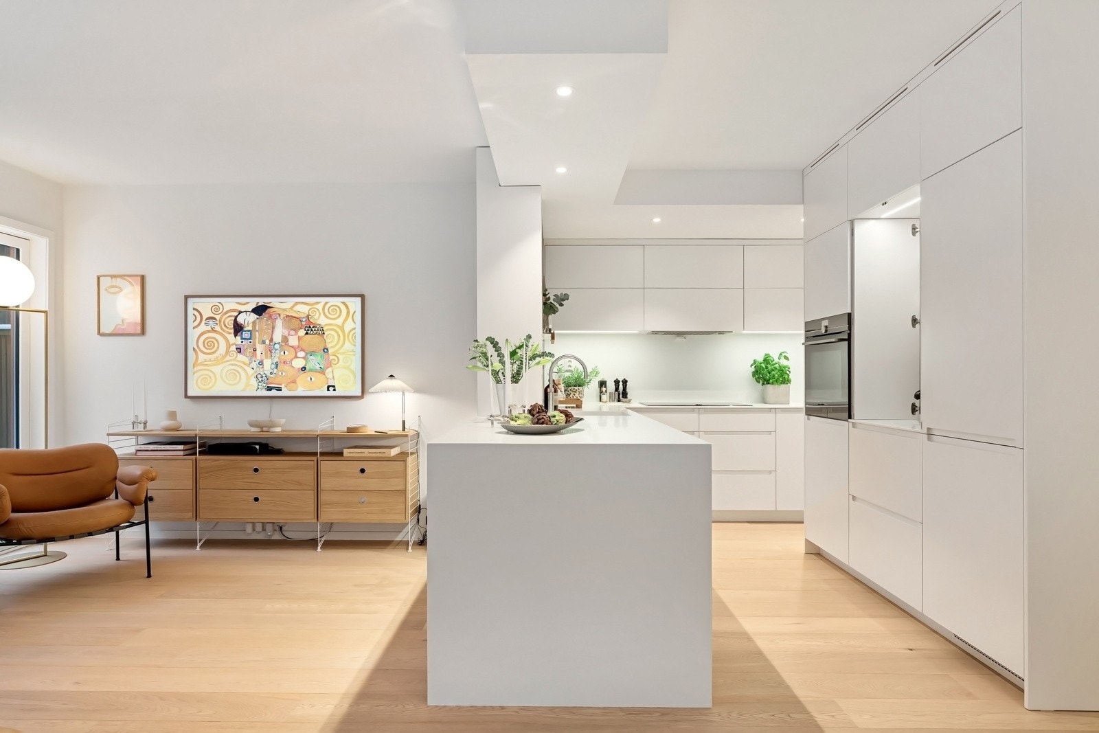 Kjøkkenets gode størrelse gir god skap- og benkeplass Galleribilde