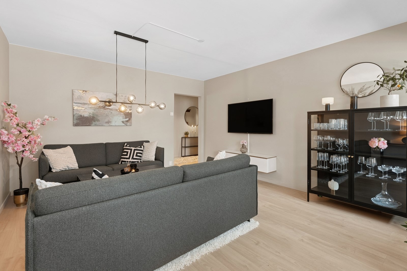 Det er en gjennomgående moderne stil i hele leiligheten. Galleribilde