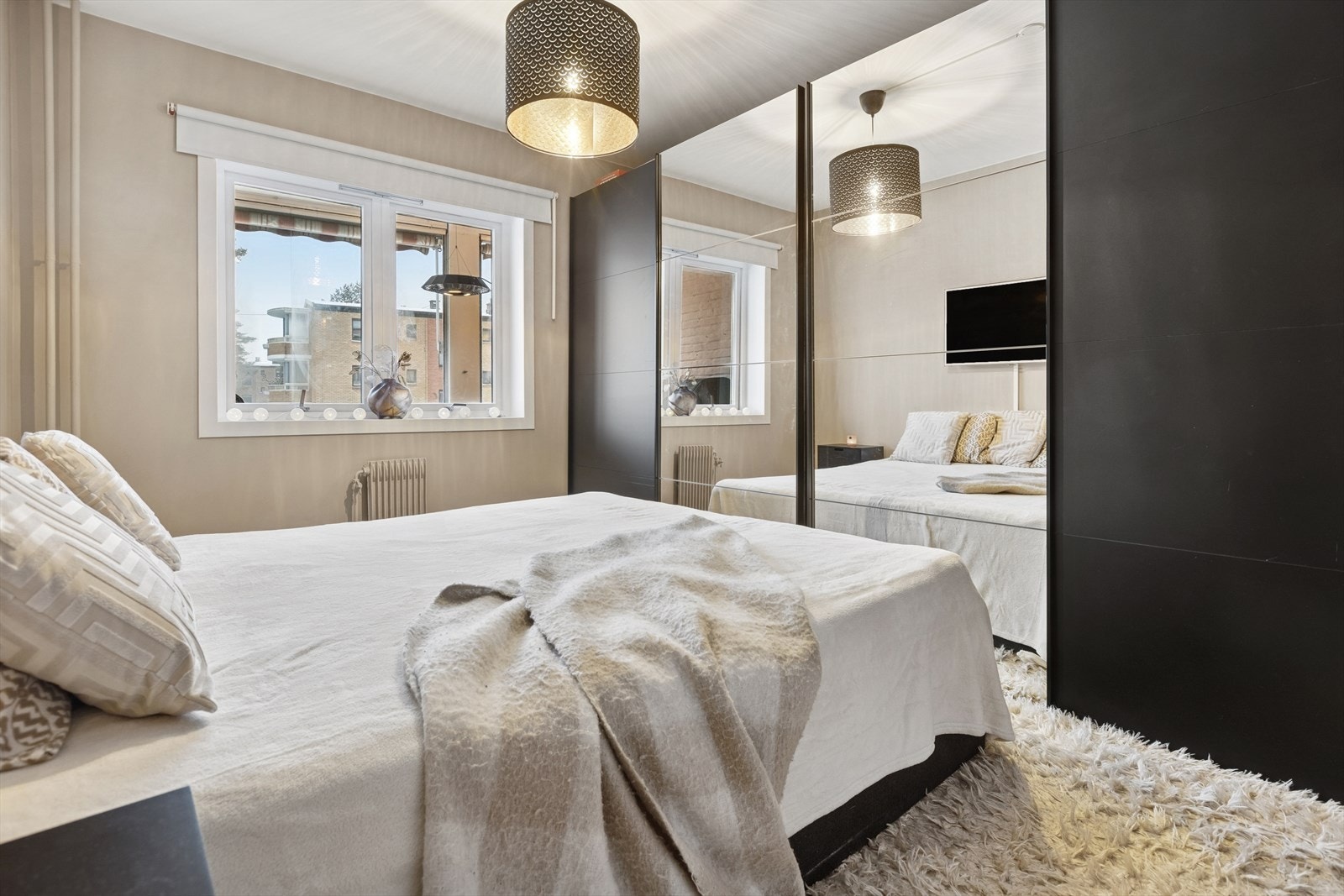 Hovedsoverommet har plass til en dobbeltseng med tilhørende nattbord. Galleribilde