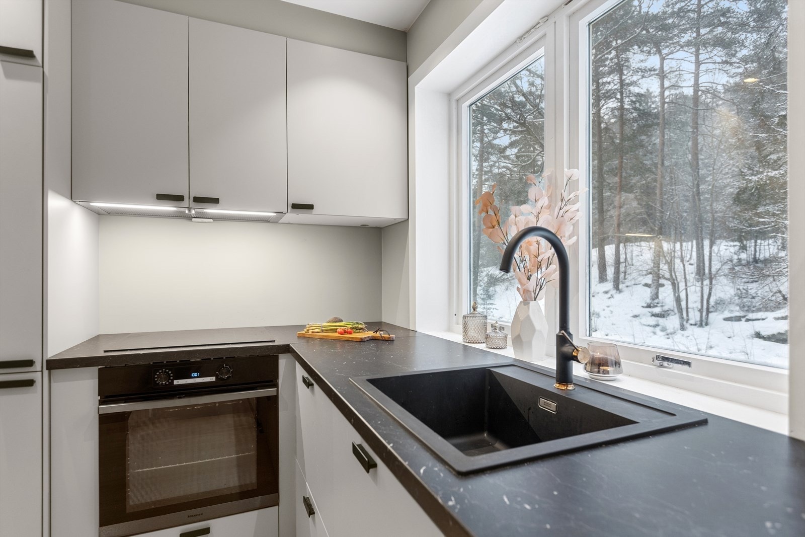 Integrerte hvitevarer som kjøl/frys, oppvaskmaskin, platetopp og komfyr. Galleribilde