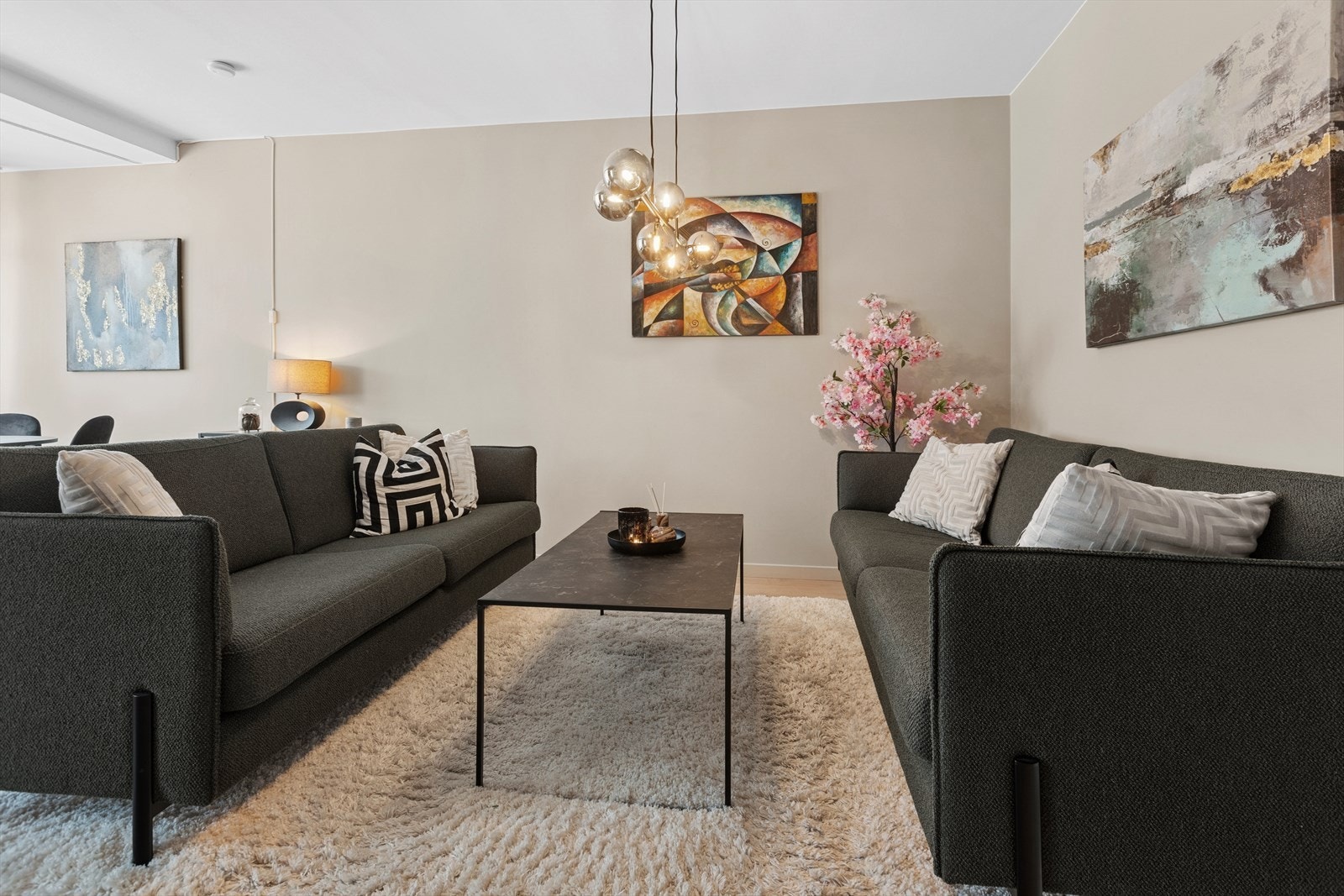 Videre inn i stuen er det god plass til å etablere flere soner. Galleribilde