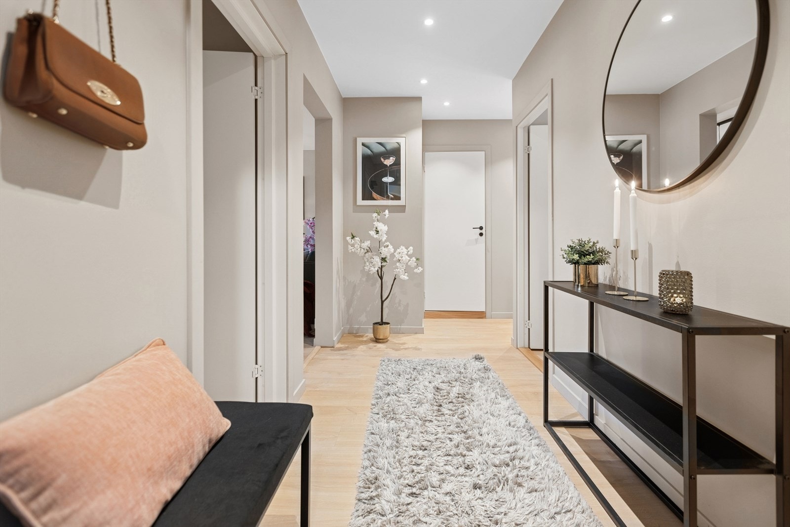 Lys og trivelig gang med god plass til å henge fra seg. Galleribilde