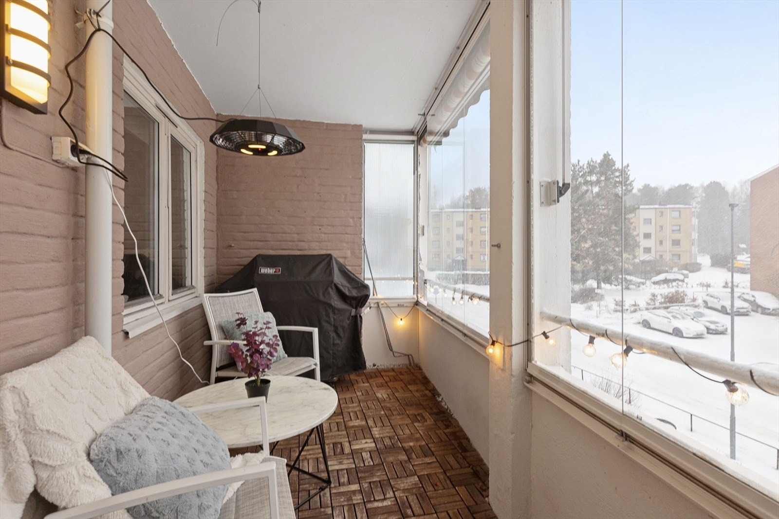 Innglasset balkong på 9 kvm som er en fin forlengelse av stuen. Galleribilde