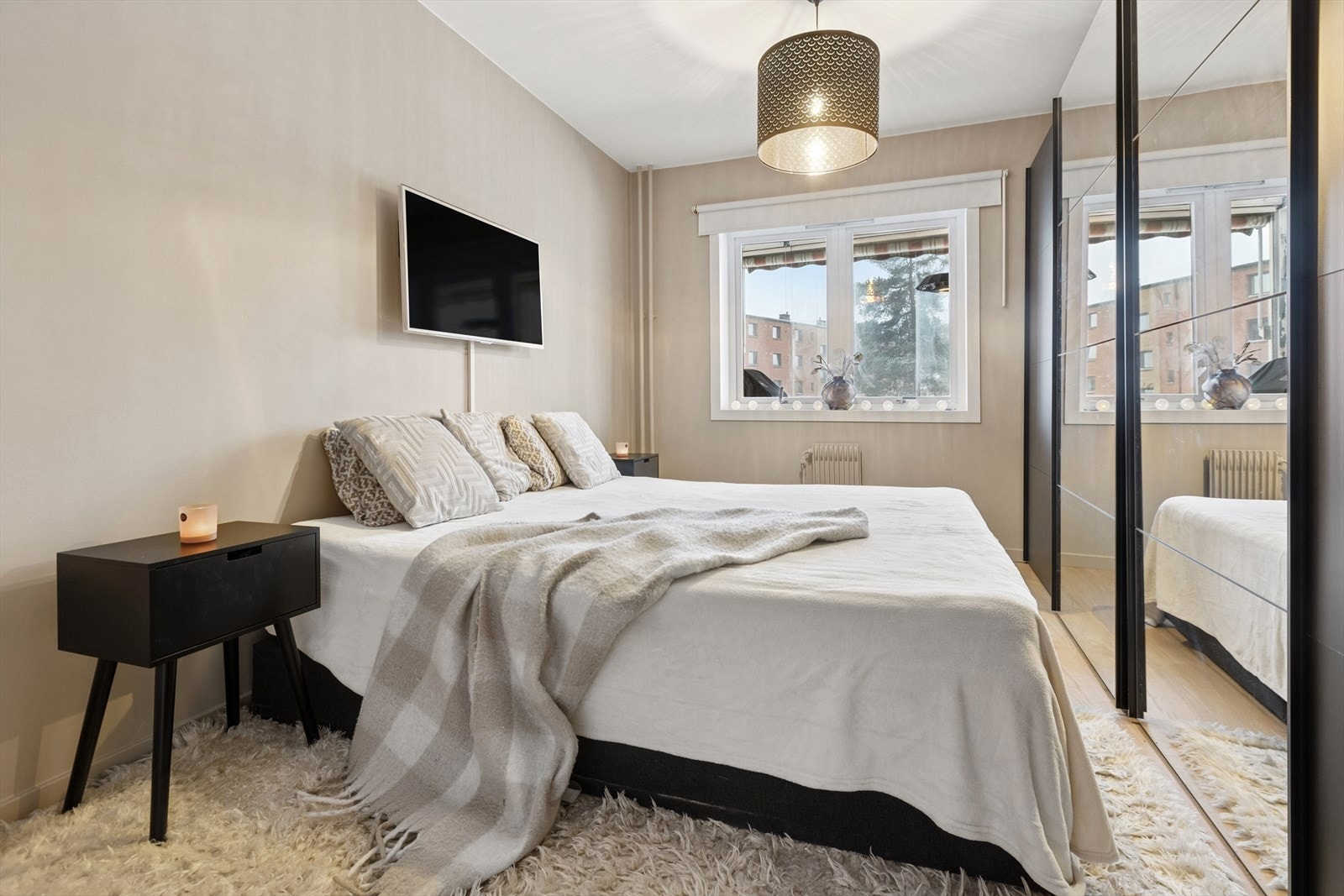 Garderobeskapet gir masse oppbevaring. Galleribilde