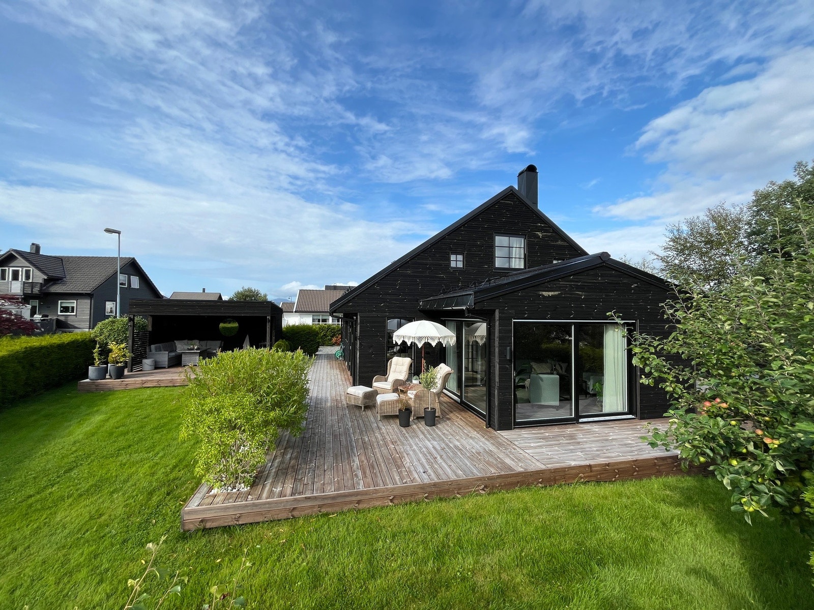 En vesentlig rehabilitert enebolig beliggende i et etablert boligfelt i Rørstadfeltet. Galleribilde