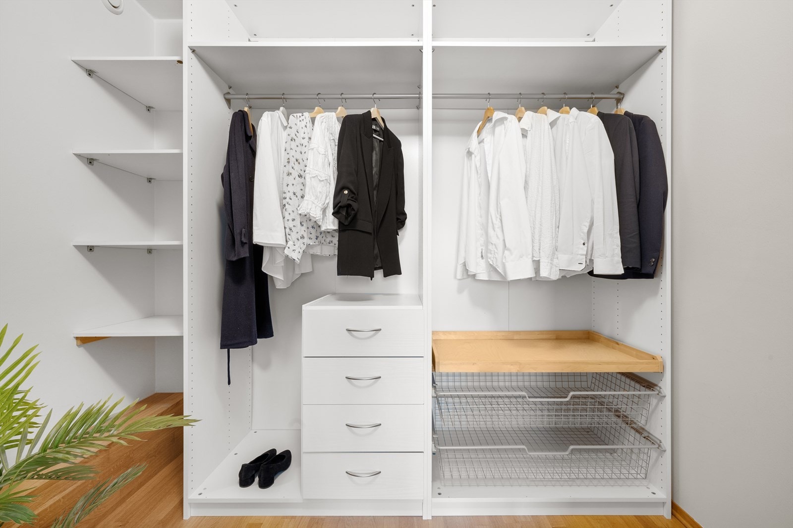 Hovedsoverommet har tilkomst til eget walk-in (bod). Galleribilde