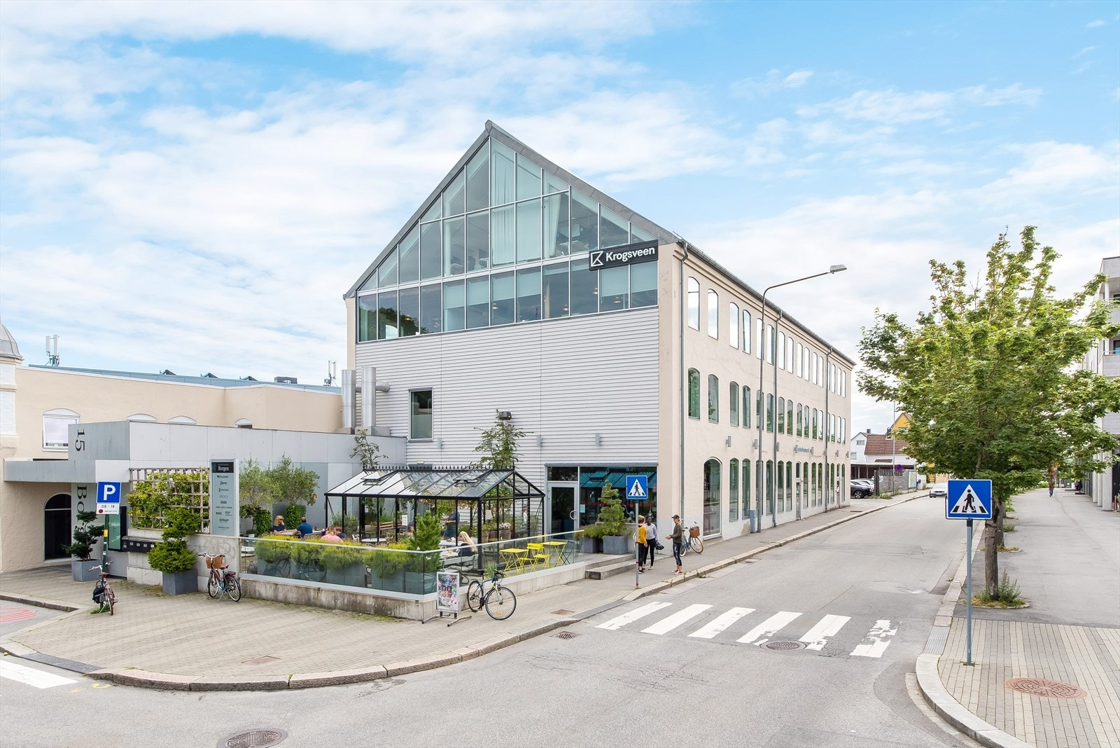 Stavanger Øst har et rikt mattilbud, hvor det blant annet kan nevnes Ostehuset Øst, Kanelsnurren, ølbaren ØST og Fortou. Galleribilde