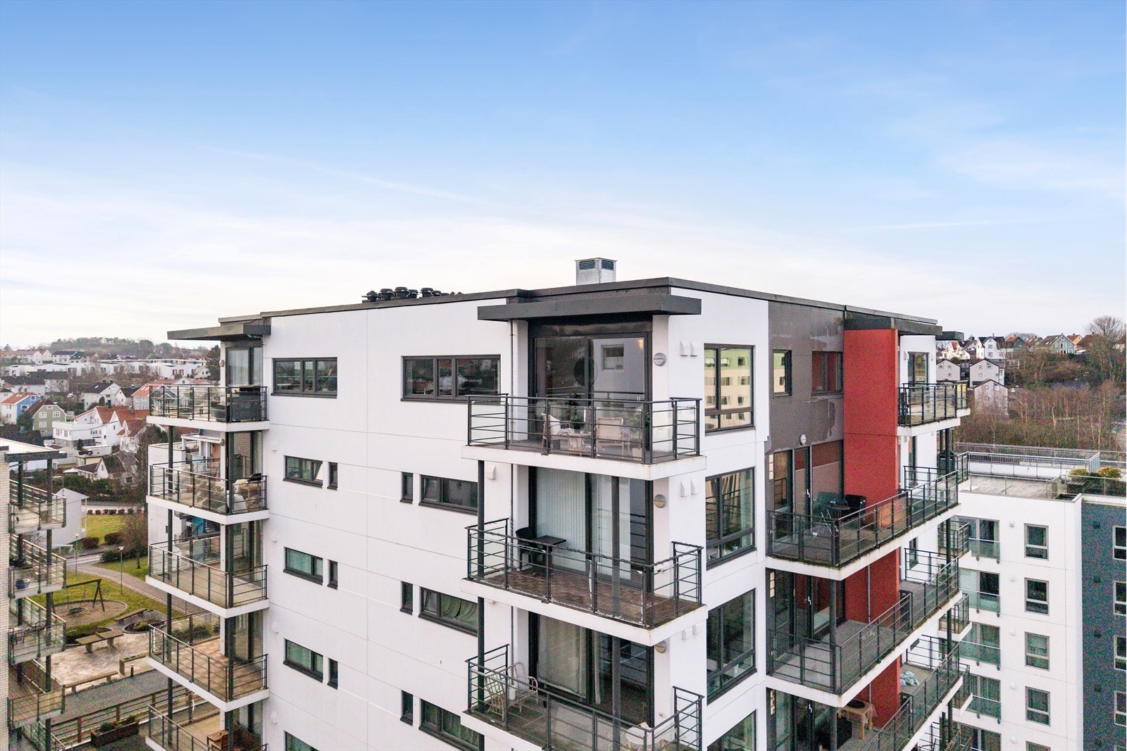 Leiligheten ligger meget fint plassert i byggets 8. etasje på hjørnet. Galleribilde
