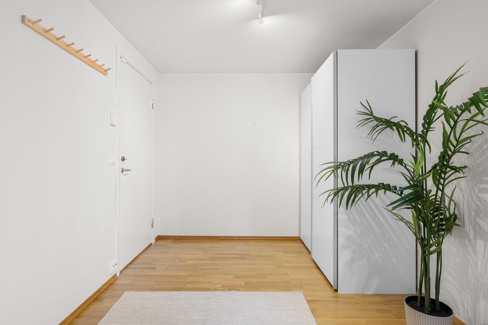 Romslig skyvedørsgarderobe, og god plass til å sette inn ytterligere garderobeløsning. Galleribilde